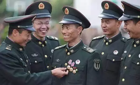 6、男同夥23歲轉士官，得三年，時代允許娶親嗎，待遇是什麼，士官自由嗎