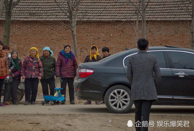6、40歲二婚女要男人去女方家結婚，讓男方出十萬元，還買三金，要男方買20萬的車寫女人的名，要求太高吧