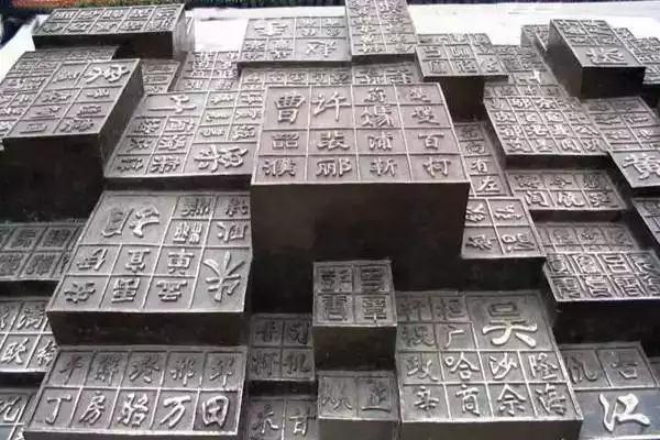 7、我姓黃，妻子姓馮，兒子於年陰曆8月9日破曉兩點出生，請能手幫起一個融入我伉儷二人的姓氏的名字!