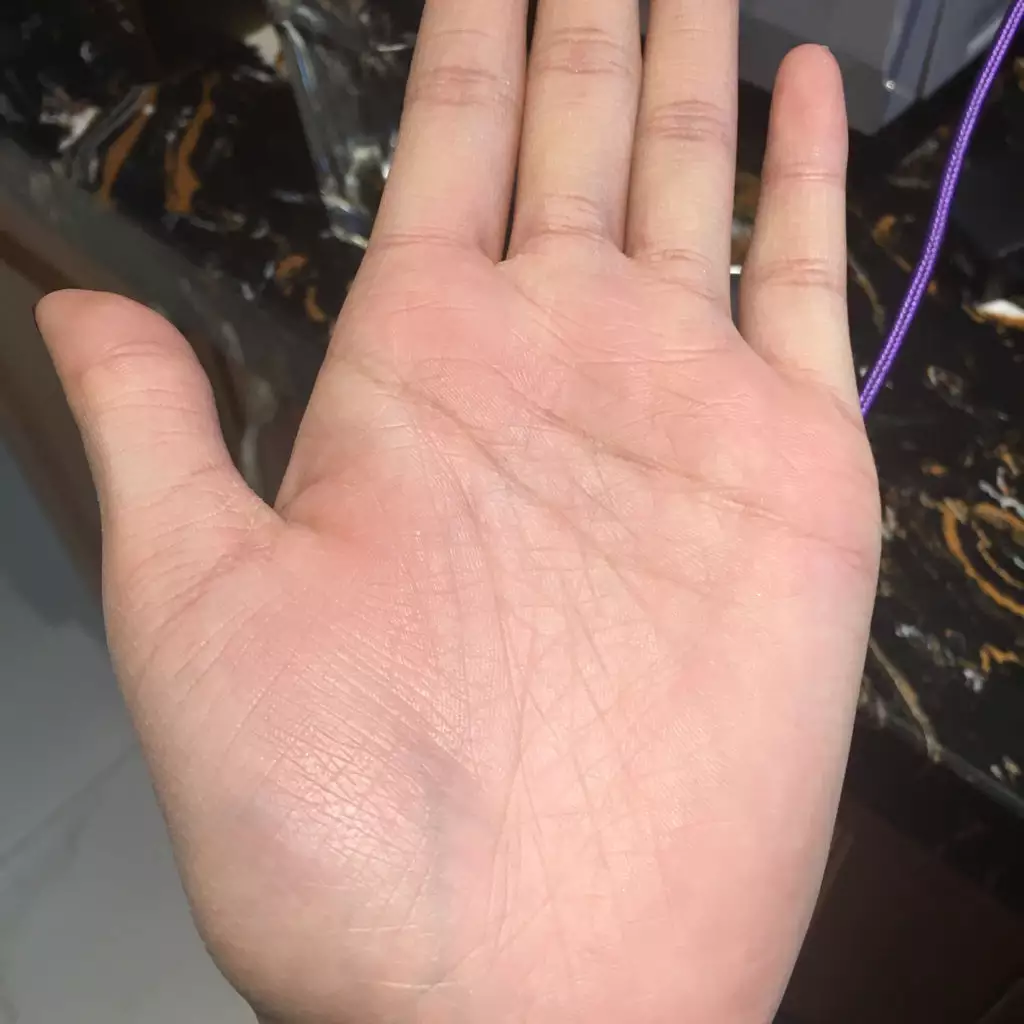 4、她在朋友圈發，掃一掃加一個人就可以免費看手相，只看女孩的手相，這是暗示些什麼。？