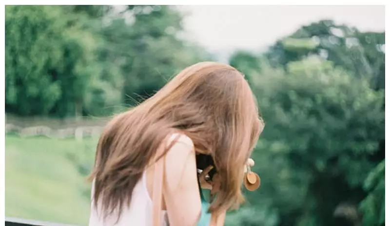 分手后發現前任在看你的時候刻意低頭是不是說明放下了不在乎了？