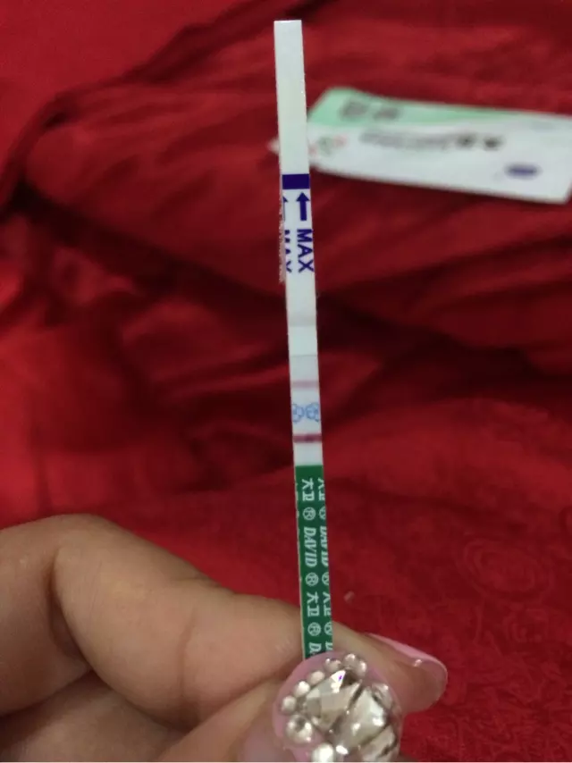 我老婆前两天用驗孕棒測測兩條線，但今天測時驗孕棒的第二條線顏色比前两天淺了是怎麼回事？月經停五天