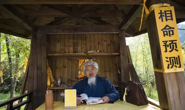 7、算命的的說我今年有正緣，沒有就去找他。可是對象連個影子都沒有，我是不是差不多該去砸場子了？