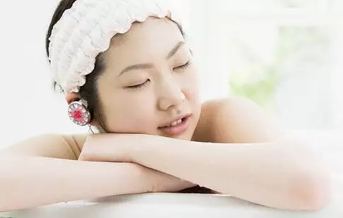 1、女人多大年齡就不排卵了:女性可以懷孕的最早年齡是多少歲，太早懷孕會有什麼危害？
