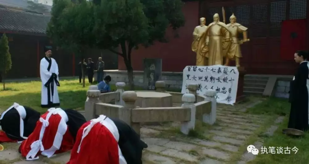 2、給活人上四根香會死:用供桌供活人,每天燒香,活人會怎麼樣?