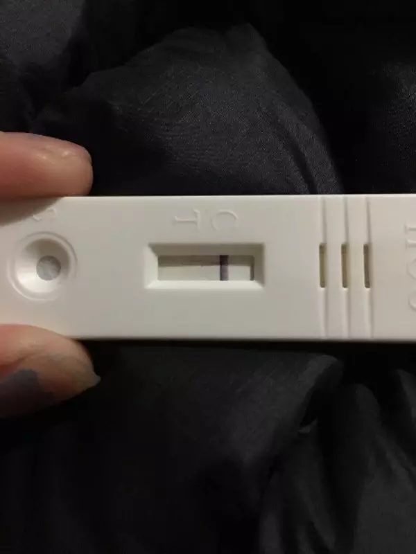 驗孕棒c區一條杠是什麼意思：驗孕棒只有C區一條線，而且很淺，是懷孕了嗎？
