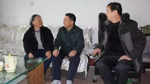 2、離休再婚配偶有養老金嗎:老人再婚挂號，後裔是否有贍養的義務