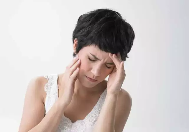 5、女人更年期大概在多少歲？我媽有些反常 本來隔三差五的大爆發現在天天來