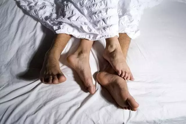 說法男大女6歲不能在一起是嗎?為什麼,好心的朋友能說說理由嗎?