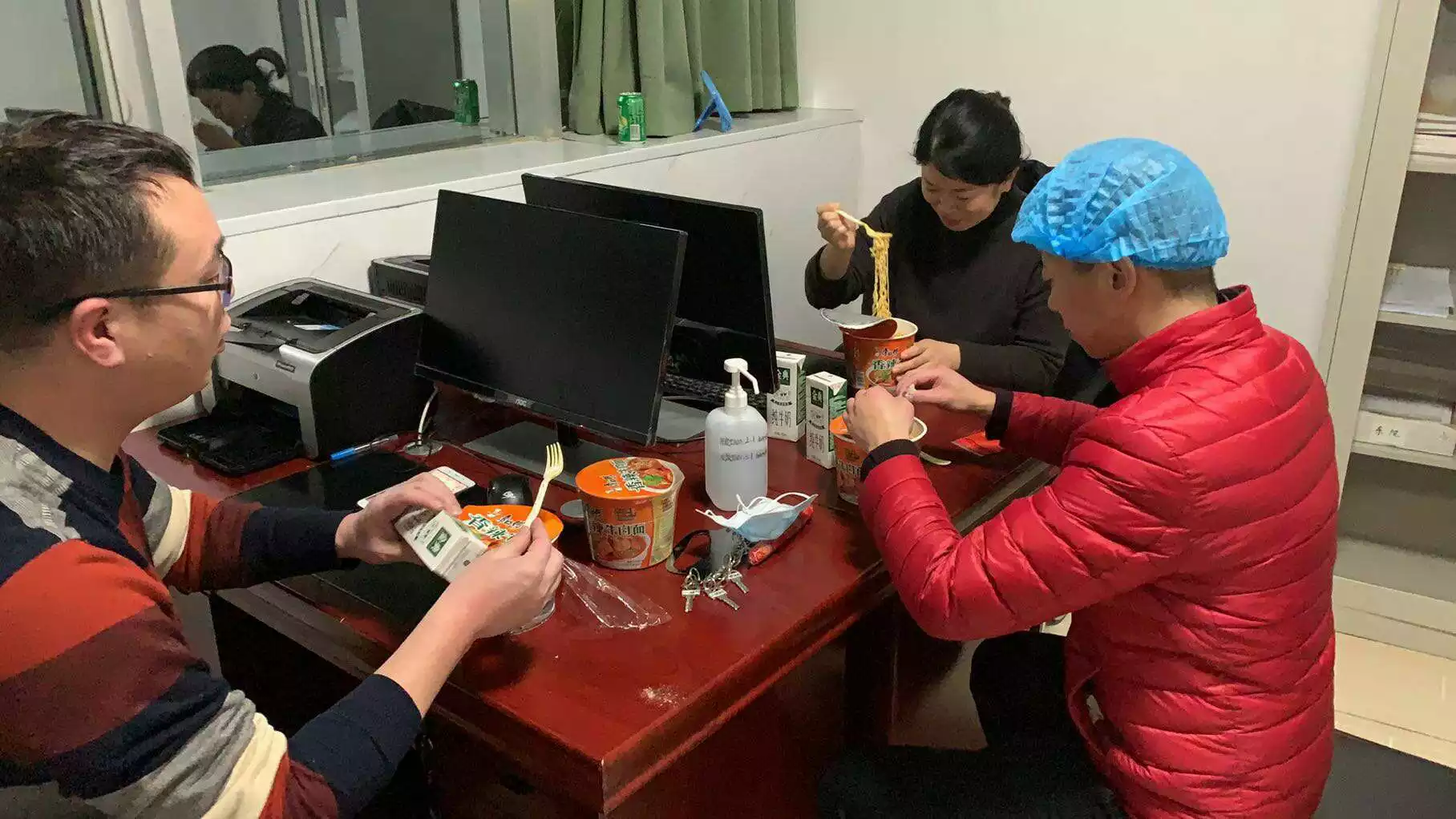 1、兩點之間的路徑就是，上下顛倒，連起來，然後裡外反轉並且在次弄圓。是神馬意思