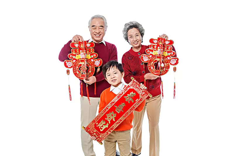有一家祖孫三人正好同一天生日。這一天他們的年齡加起來正好周歲。又知道祖父的歲數正好等於孫子過的月