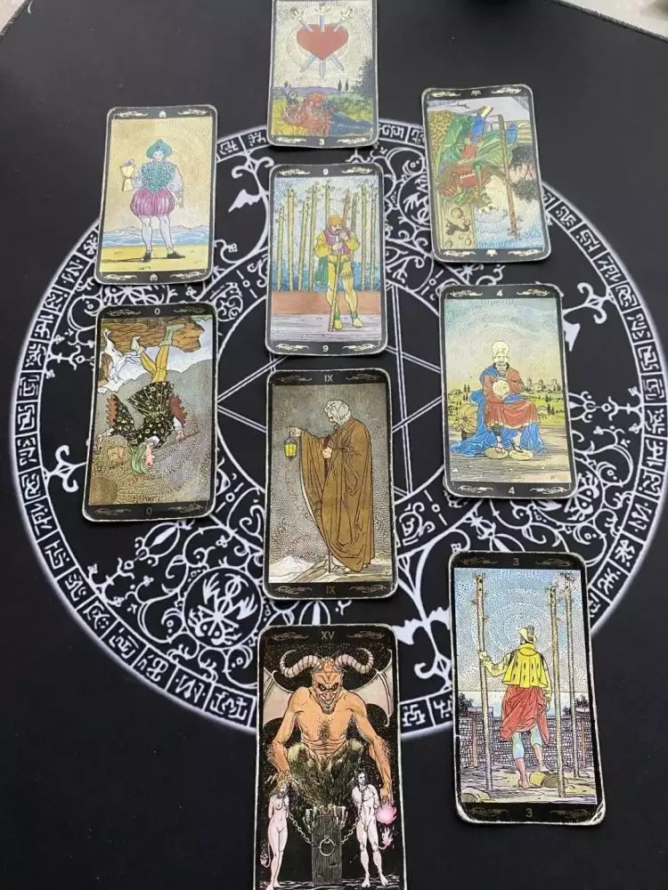 4、塔羅求問感情，分手后，對方還愛我嗎？一張牌占卜，結果抽到杯首牌 正位，求解？