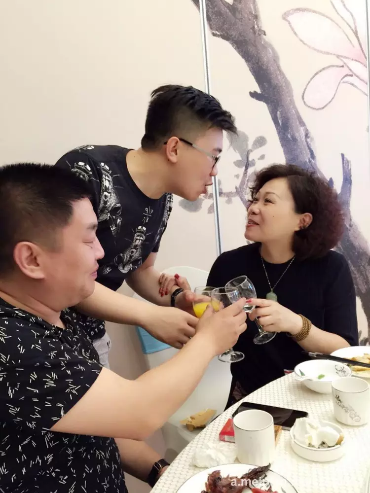 兒子24歲生日父母送啥：我兒子下個月滿24歲,我送什麼禮物好