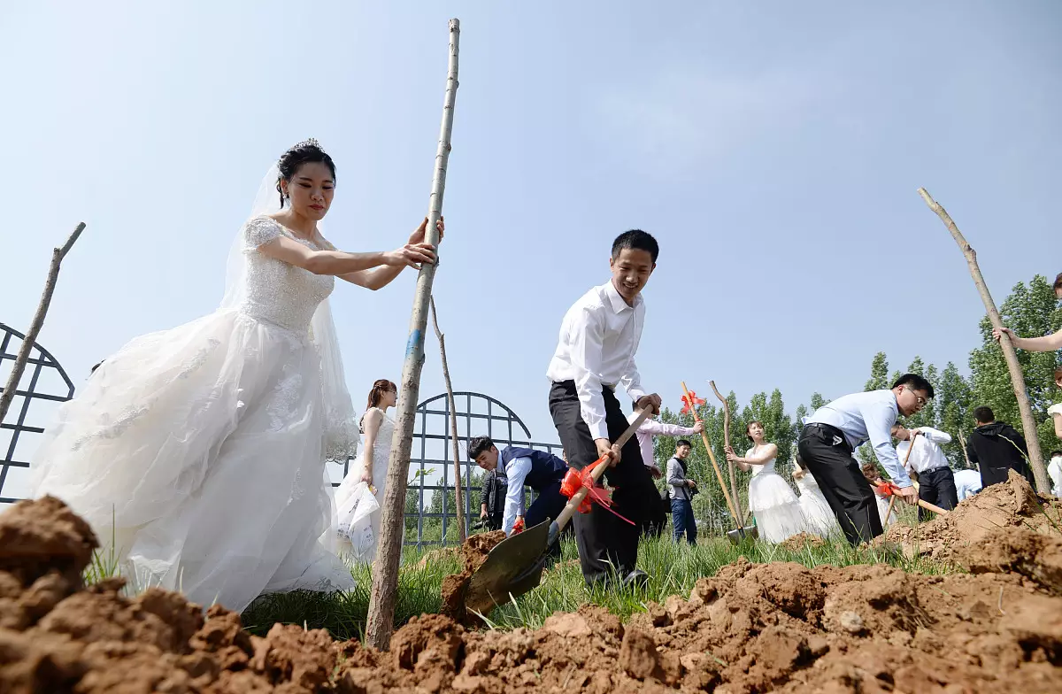 2、90年閏五月出生女適合什麼婚配:90年屬馬女馬女的和什麼屬相最配