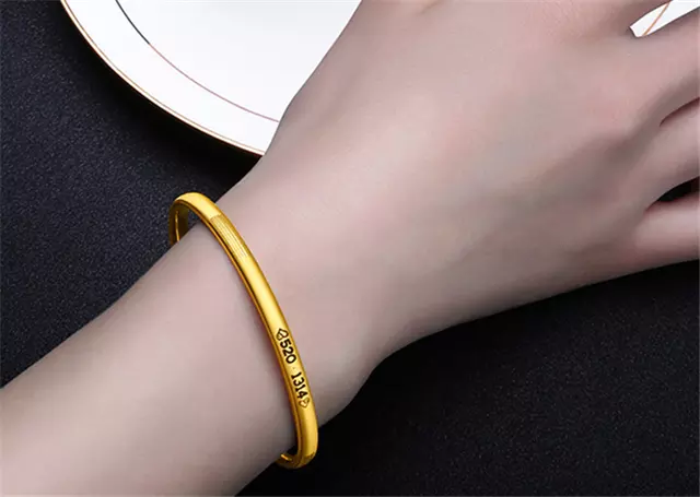 1、屬馬的為什麼不能戴金:屬馬女人右手佩戴:紅繩穿的20顆貓眼金珠黃金六句好嗎