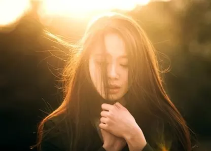 5、老公總是盯着別的女人看:老公總是l盯着別的女人,心裏很惱火。