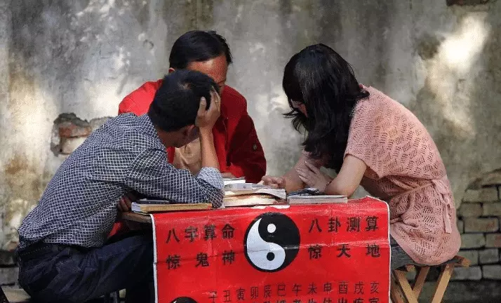 6、算卦的說家裡人要死怎麼辦:算命說我家裡要死一個人你說怎麼辦？