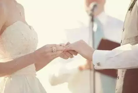 1、老公外遇要起訴離婚:男人出軌應該怎樣起訴離婚