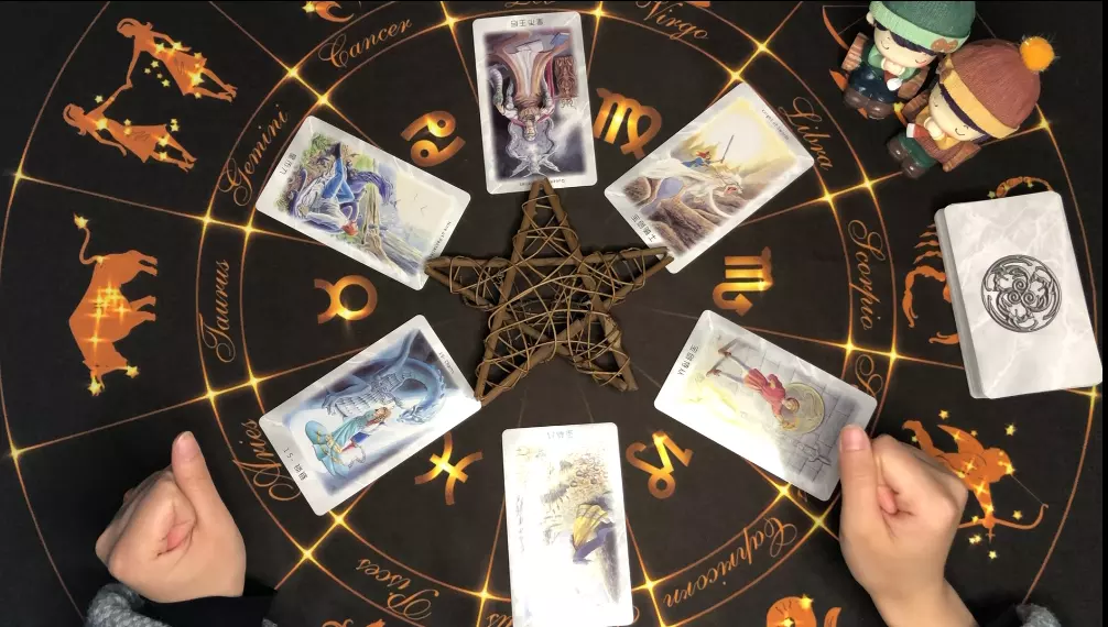 1、塔羅測試你的:愛麗絲塔羅占卜年8月份單身天稱座感情運勢占卜