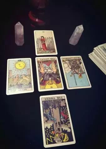 2、塔羅牌很準的暗戀占卜:身邊有一個塔羅牌占卜特別準的朋友是什麼體驗