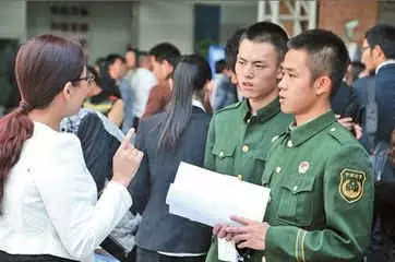 6、研究生跟軍官結婚配嗎:軍官報考研究生,讀研究生期間可以結婚嗎