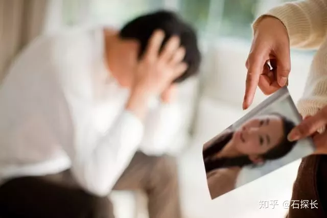 1、老公外面有小三我知道后,他選擇離開她,後來我發現他對小三念念不忘,我敢怎麼？