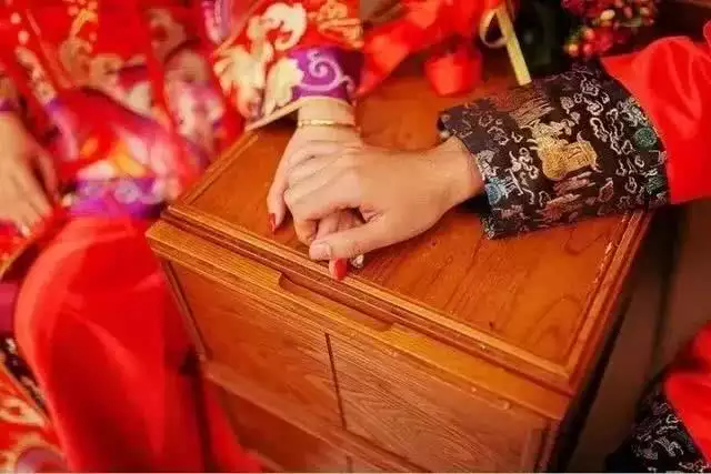 2、聽很多網友說那些姻緣測算都挺準的，就是測算正緣。可是我想嫁給現在這個和我相互喜歡的人，（算命的說）