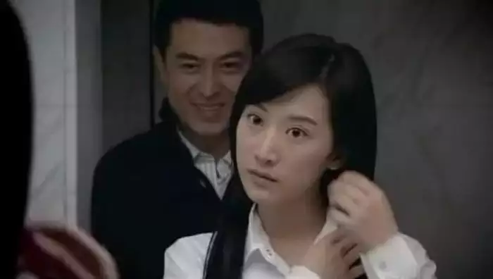 2、一個有家庭的男人。不想離婚也不想跟小三分手。他很自私。還是他很愛這兩個女人。