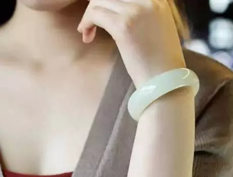 1、佩戴和田玉的禁忌:帶玉有什麼講究