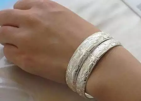 3、女性戴手鐲千萬不要戴在左手:請問女孩左手戴手鐲是什麼意思?速答