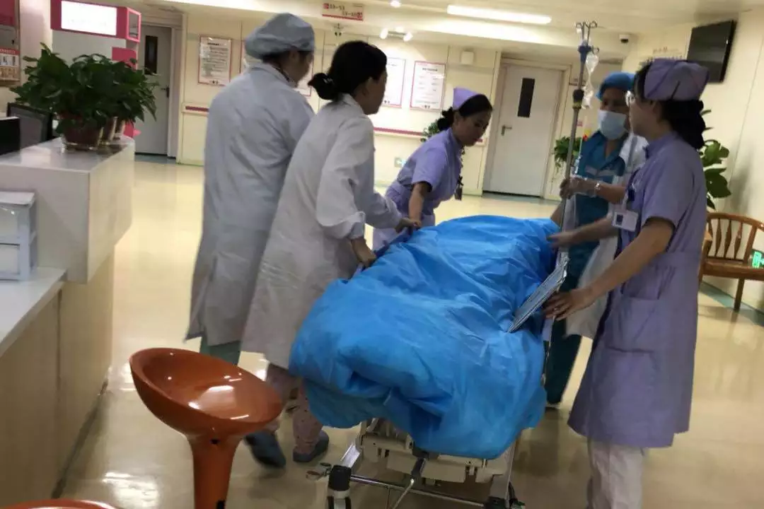 2、平車運送病人的頭朝哪:現有二名要搬運病人平車與床的擺放位置是？