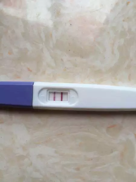 驗孕棒显示一深一淺是什麼：驗孕棒顏色一深一淺是什麼意思