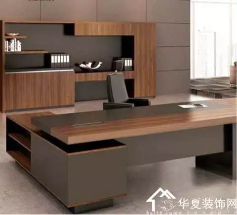 女性辦公桌東西左右擺放：辦公桌左底右高了怎麼化解