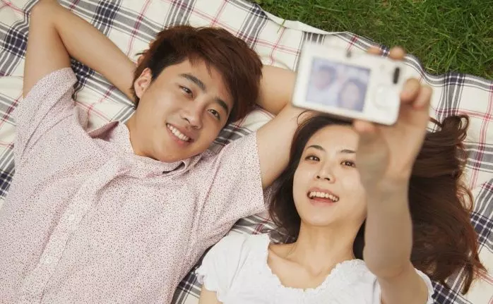 1、男人有情人還會主動碰老婆嗎:自己有情人怕老婆出軌的男人是愛老婆嗎?/?