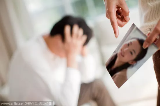 4、男人出軌原配有權告小三嗎:丈夫婚內出軌致原配生病住院可以告小三嗎?