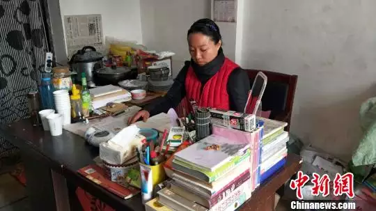 2、用紅筆寫仇人名字:用紅筆在上墳用的黃紙上寫仇人的名字詛她早點死