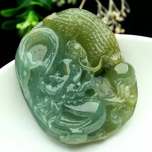 屬相龍佩帶什麼顏色的掛件：屬龍佩帶什麼玉墜好？