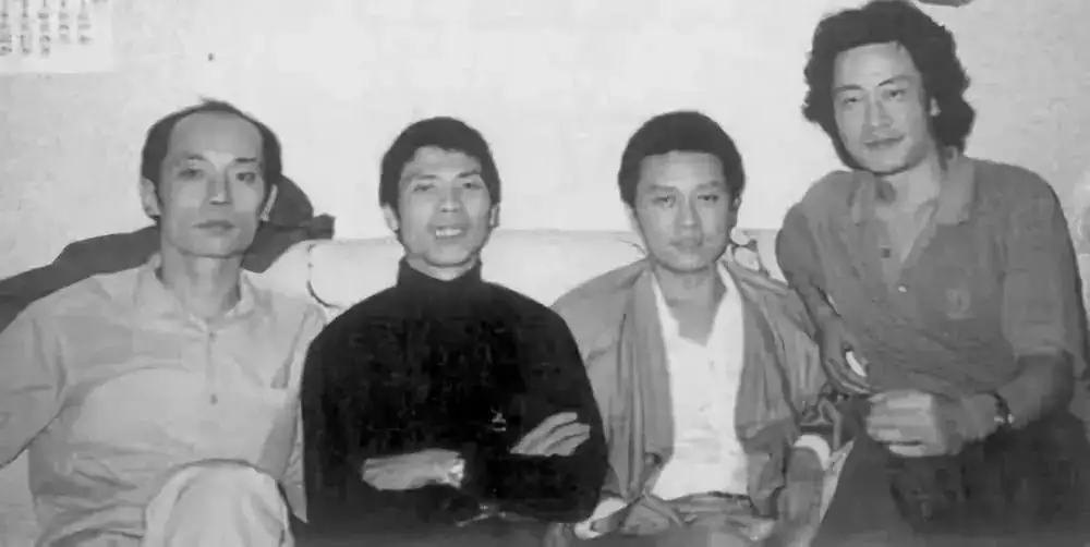 2、《的葬禮》描寫了上世紀一族玉器世家三代人60年間的命運變幻，其中對父女兩代人的愛情悲劇。。