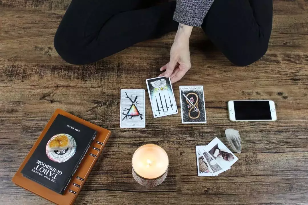 塔羅占卜什麼時候懷孕準確嗎：塔羅占卜:這樣的牌陣近期能否懷孕?