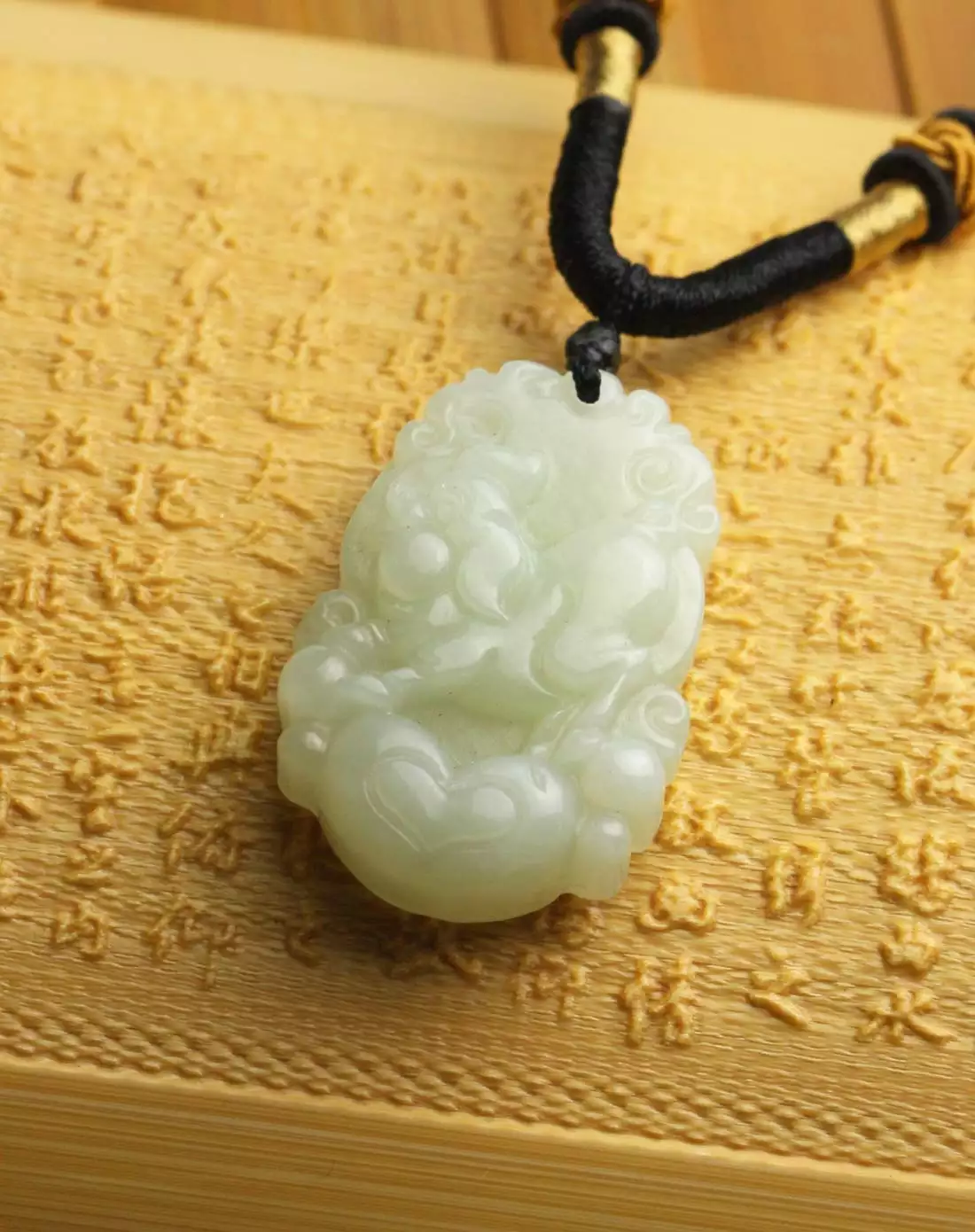 屬豬的佩帶什麼屬相的首飾好：女屬豬配什麼屬相好的項鏈吊墜好?