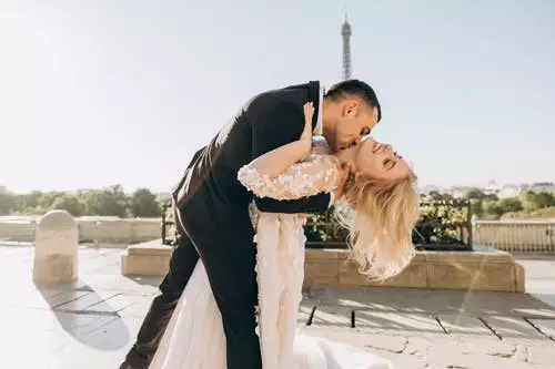 年屬雞男人一生婚姻：屬雞一生有二婚何時出現
