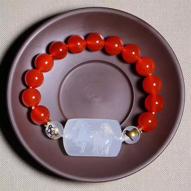 2、年屬馬女佩戴的飾物:屬馬的佩戴什麼好