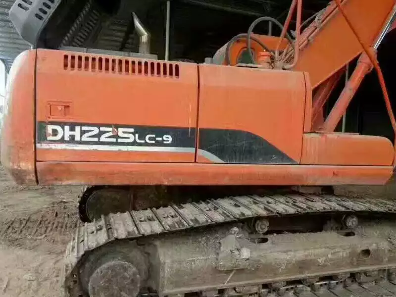 2、斗山挖掘機-9 的結構圖，稀奇是發念頭四周各個組件的名稱，拜謝