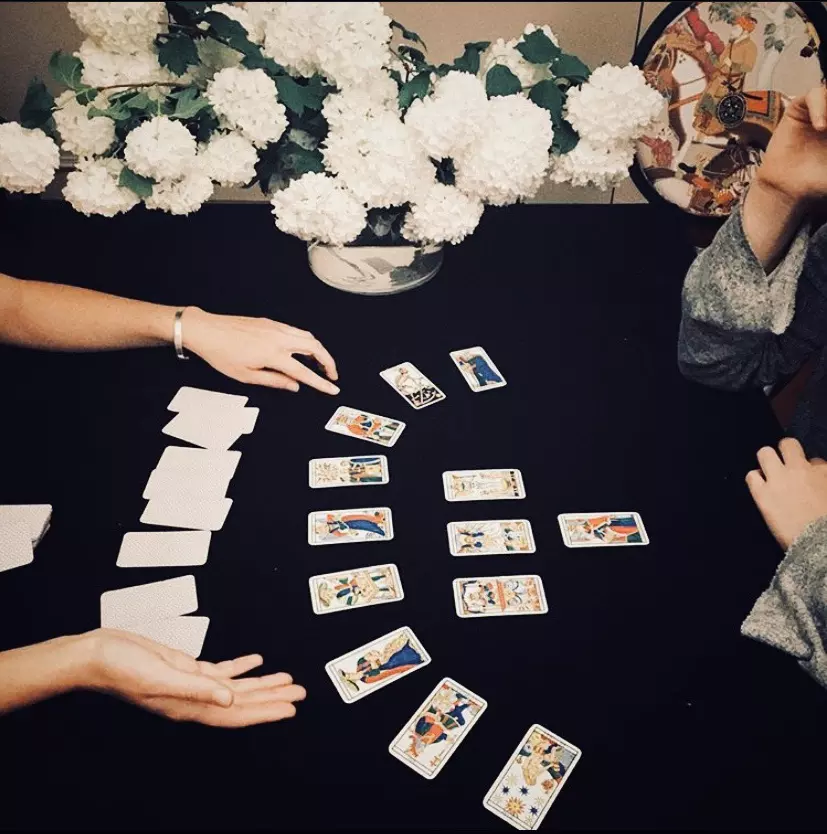 2、塔羅牌占卜代表11月份工作運勢的牌是權杖十（正位），有知道的請問是什麼意思？謝謝！
