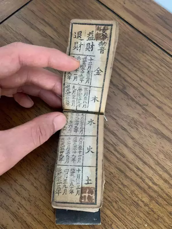 5、我想問一下你去年提問的那個丟東西的事情 不是有占卜嗎？是在哪算的占卜啊？我也是和你一樣 求助啊！！