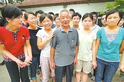 93年屬雞生牛寶寶好嗎：我屬雞老公屬狗，請問生牛寶寶好還是生虎寶寶好？