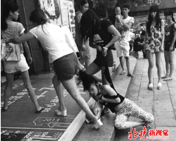 4、為何當小三的下場很慘，特別生了孩子。男的不離婚換城市躲避而小三生了孩子又要工作又要養孩子還讓父