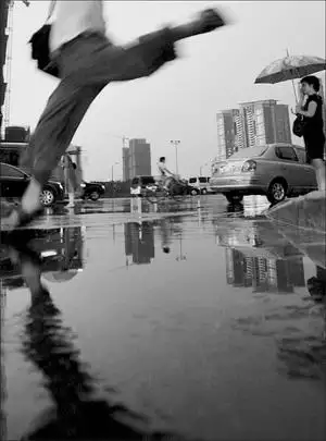 1、離婚當天下大雨:離婚女人夢見下大雨