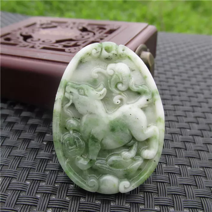 屬狗的佩戴什麼屬相玉牌好：屬狗帶什麼屬相掛件好