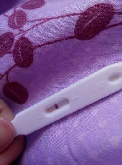怎麼看驗孕棒結果圖片：驗孕棒显示C深T淺，是什麼意思